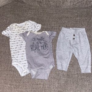 2 Onesies and sweat pants for 0-3M Baby.